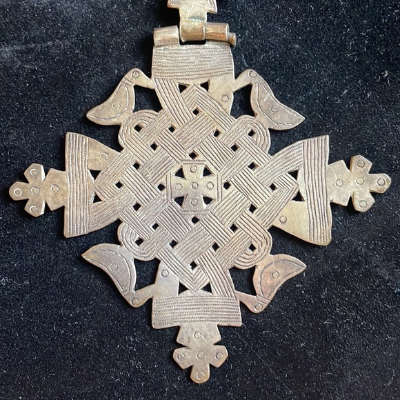 Cross figure, Approximately 5 1/4 inches no chain or cord included for this item - Picture 4 of 12